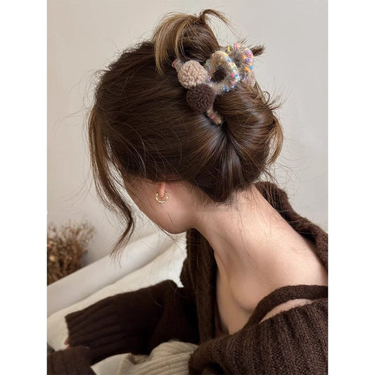 H6 Cute yarn ball shark clip